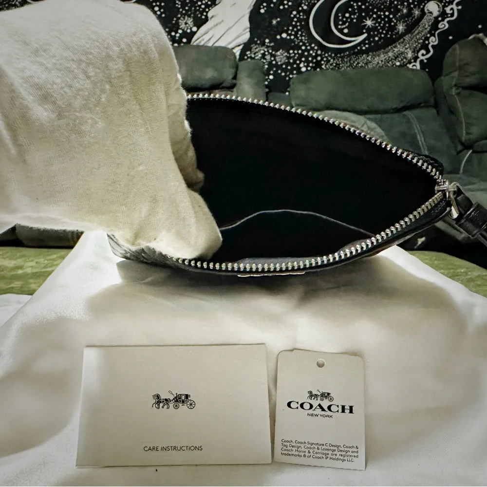 Coach Embossed Black Wristlet new without tags - Picture 15 of 17